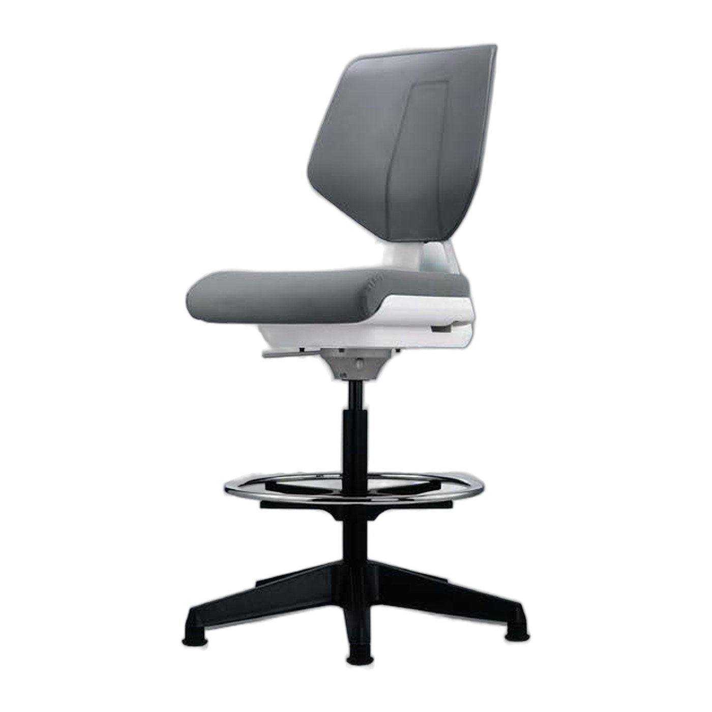 Banco alto Kaden en vista casi frontal: respaldo y asiento de PVC gris, pistón neumático, aro reposapiés cromado y base negra con tapones