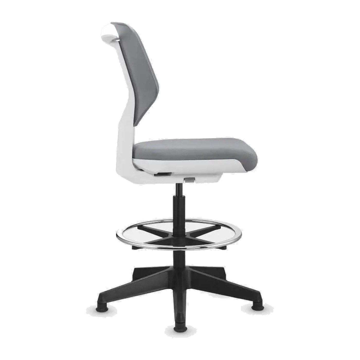 Banco alto Kaden en vista lateral: respaldo flexible y asiento tapizado en PVC sobre base de cinco puntas negra con aro reposapiés