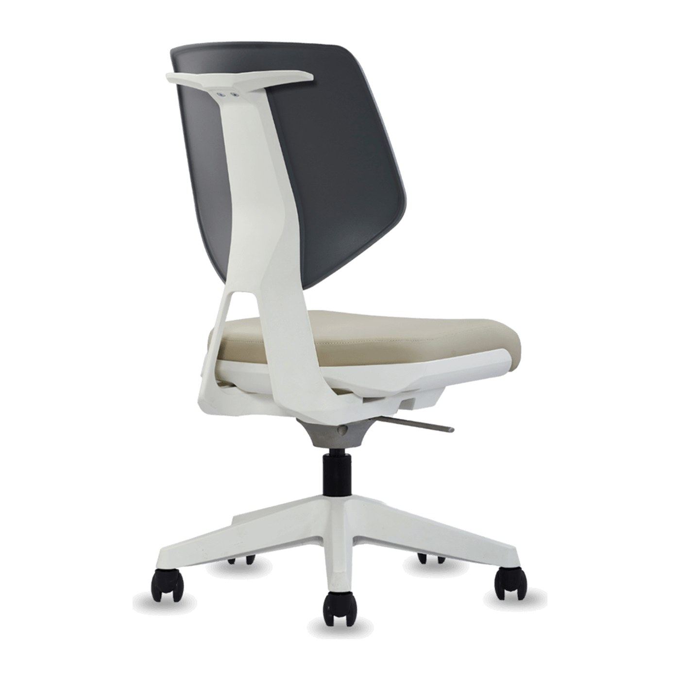 Silla Kaden con 3D Tilt, vista trasera en tres cuartos del marco blanco y la barra de conveniencia