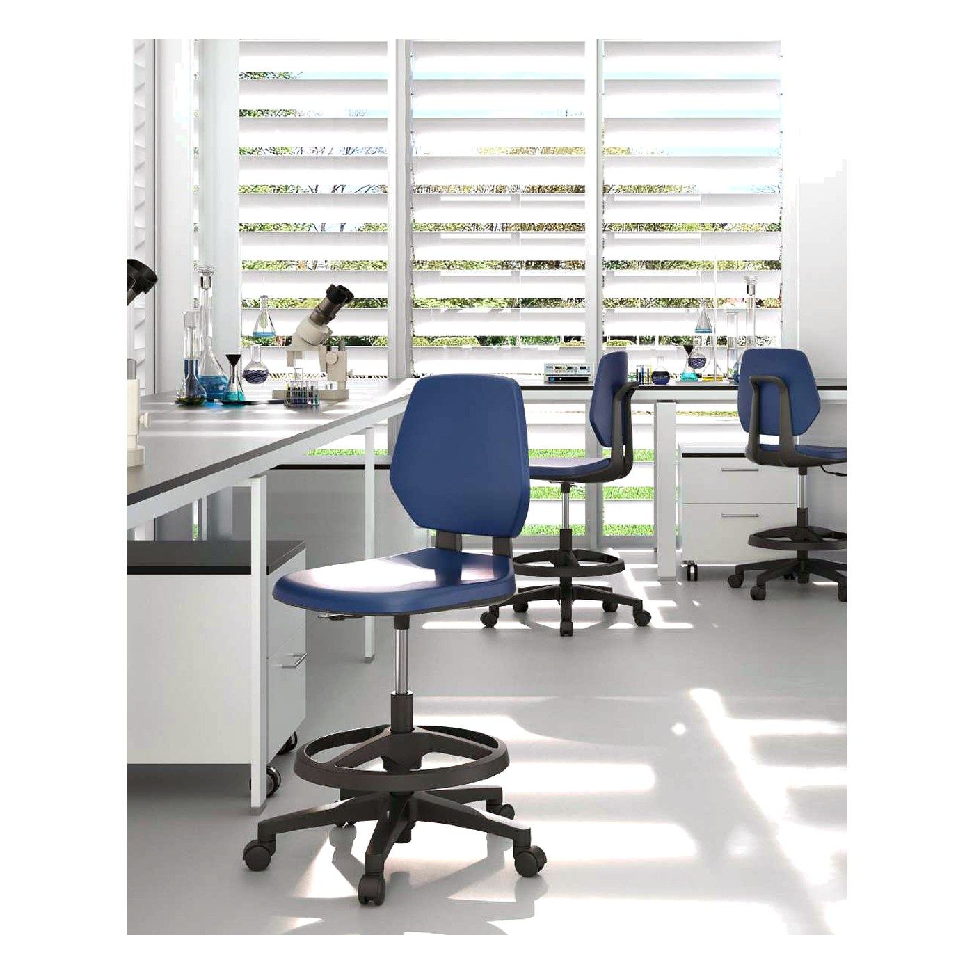 Bancos Lab azules en un laboratorio con mesas de trabajo, microscopio y material de vidrio