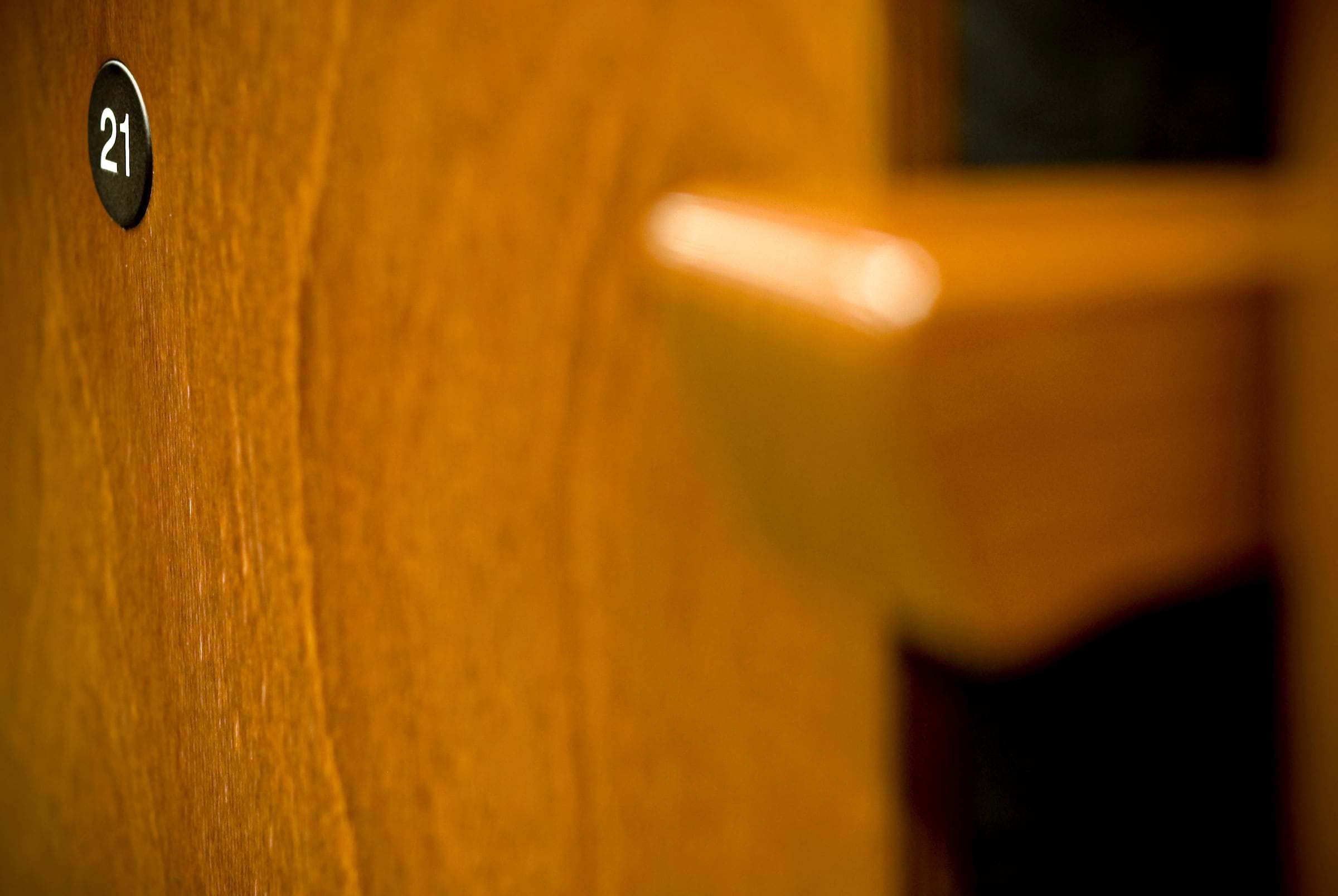 Detalle de la madera de una butaca numerada del auditorio de la Universidad Nacional