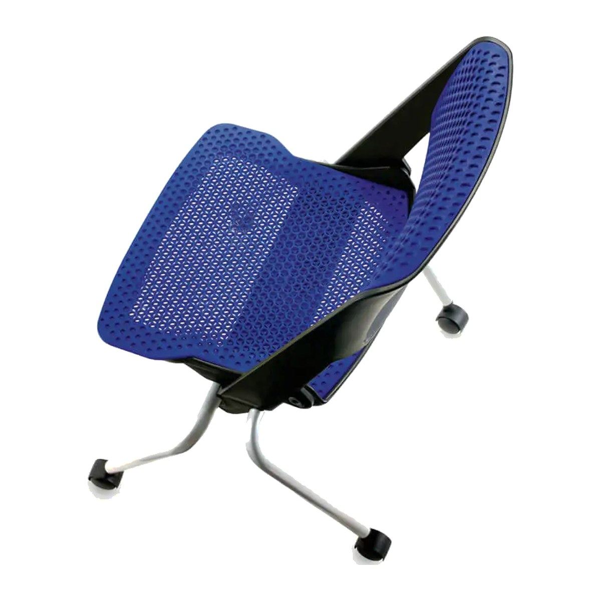 Silla Mobby de espera en azul con el asiento levantado (tip-up), vista desde arriba