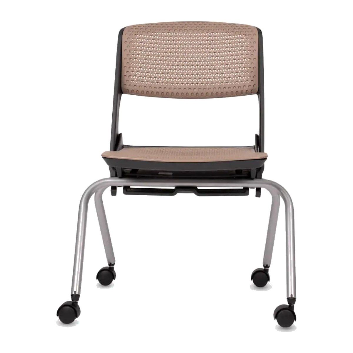 Silla Mobby de espera, vista frontal: carcasa perforada de polipropileno en color taupe sobre patas de tubo con ruedas