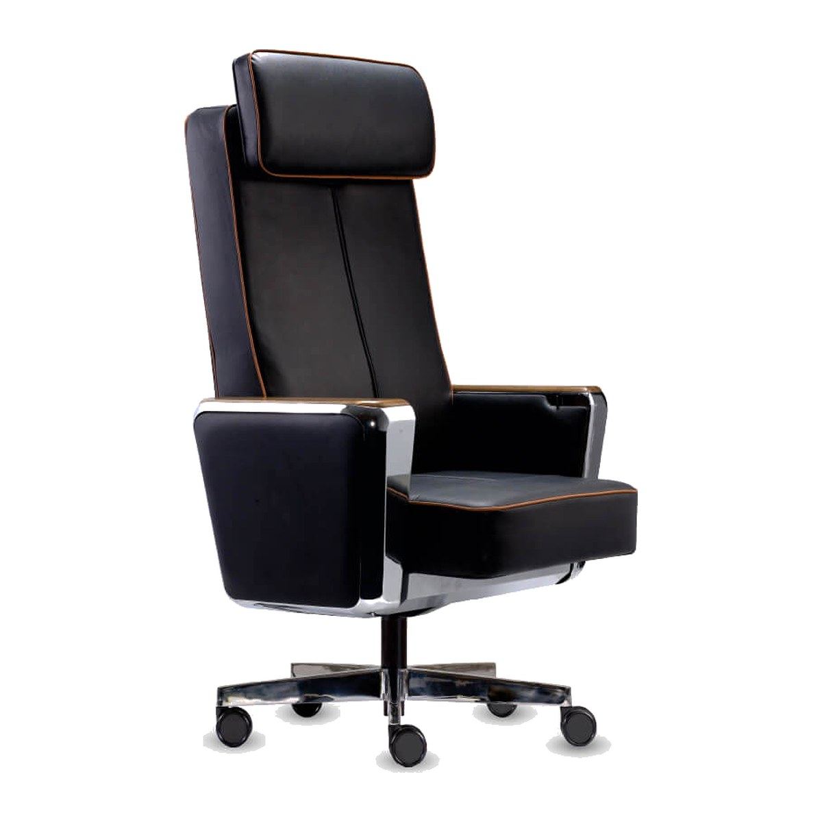 Silla ejecutiva Regent-H con cabecera en piel negra con ribete, vista en tres cuartos sobre base de aluminio cromado