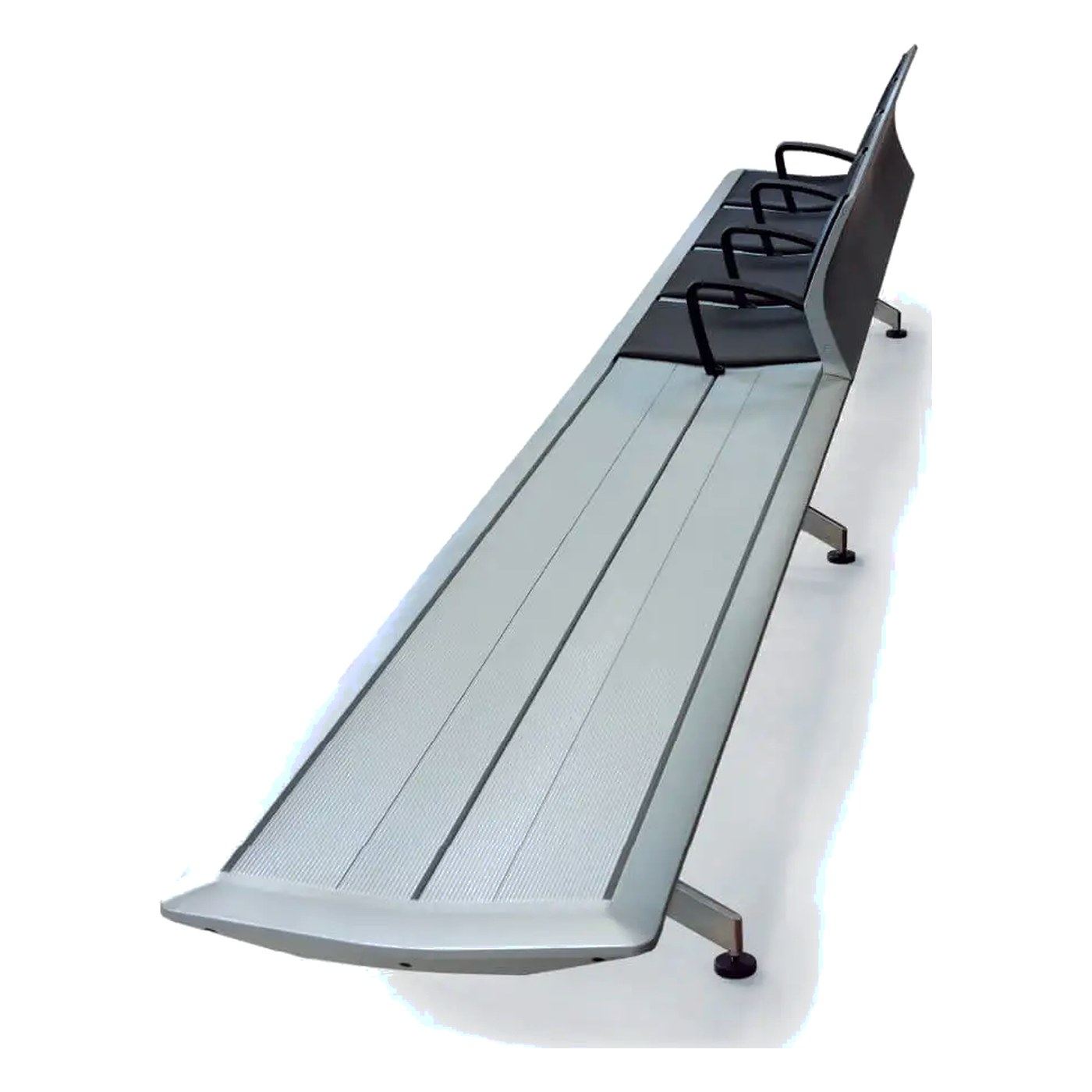 Banca Silver Surf de aluminio con asiento largo y ranurado, respaldo oscuro y brazos negros, vista en tres cuartos sobre dos patas de aluminio pulido