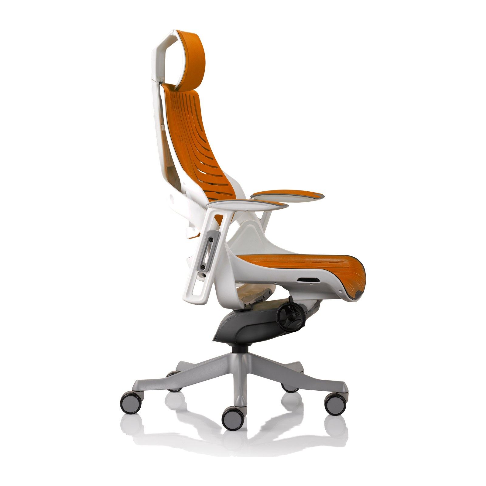 Silla de oficina WAU-E en elastómero color mango, vista lateral: curva del respaldo, cabecera y brazos