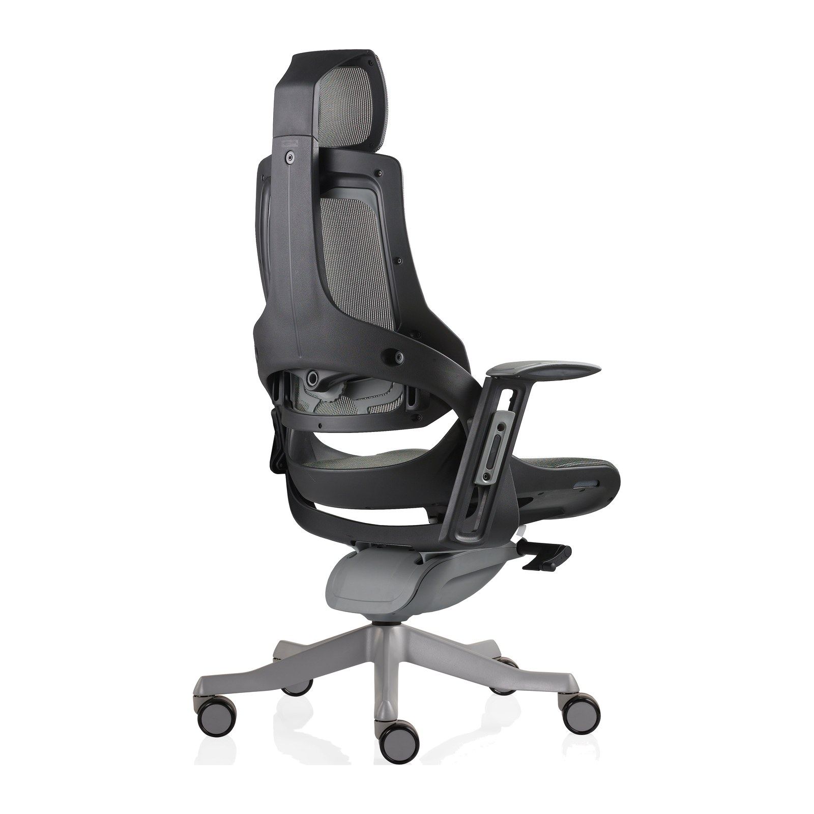 Silla de oficina WAU-M con estructura negra, vista trasera en tres cuartos del respaldo envolvente con cabecera